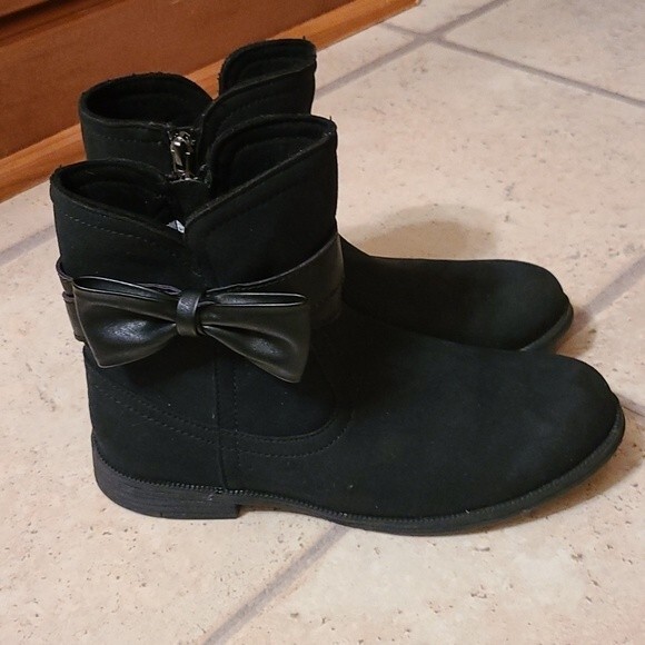 Ugg Girls Black Ankle Boots with Leather Bow Size 3 - Picture 1 of 7